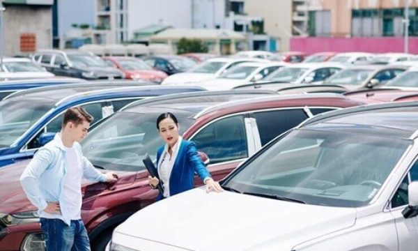 female-dealership-manager-helping-customer-choose-new-car_274689-16992 female-dealership-manager-helping-customer-choose-new-car_274689-16992